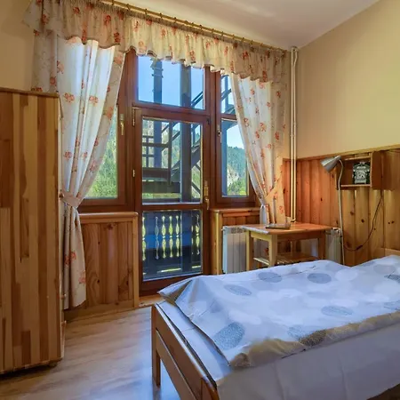 Schronisko Pttk Trzy Korony * Сромовце-Ніжне