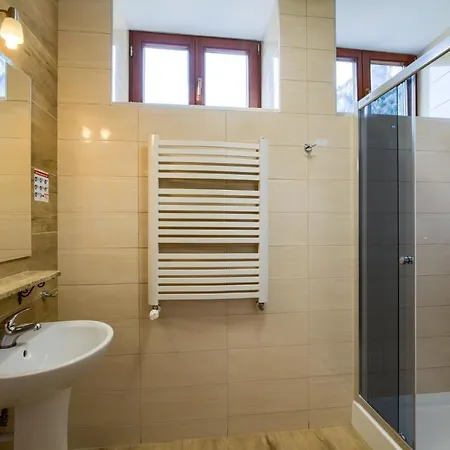 Schronisko Pttk Trzy Korony Sromowce Niżne