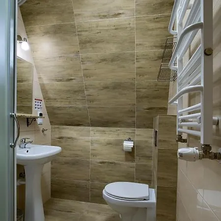 Schronisko Pttk Trzy Korony * Sromowce Niżne