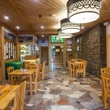 Schronisko Pttk Trzy Korony Bed & Breakfast Sromowce Niżne